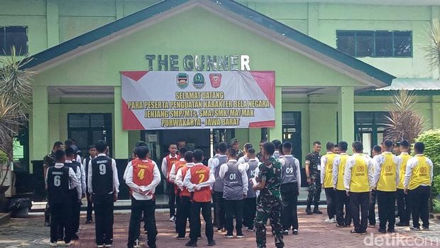Puluhan Siswa Di Purwakarta Memiliki Catatan Ikuti Pembinaan Karakter Siswa Oleh TNI