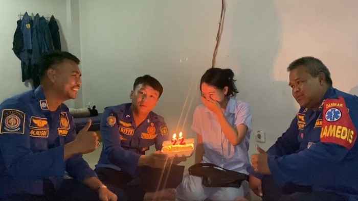 Puput mendatangi kantor pemadam kebakaran (damkar) di Cibinong membawa kue. Dia meminta petugas damkar merayakan ulang tahunnya. (Dok. ist)