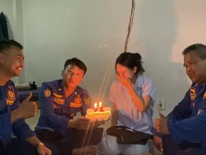 Baru Putus, Wanita Ini Minta Petugas Damkar Rayakan Ultahnya