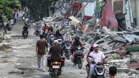 Penertiban dilakukan sebagai bagian dari upaya normalisasi Kali Baru yang kerap mengalami penyempitan dan sumbatan aliran akibat bangunan liar yang berdiri di atasnya. Langkah ini menjadi strategi utama dalam pengendalian banjir.