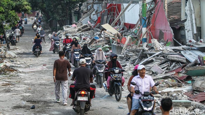 Ratusan Bangli di Jalur Air Bekasi Akhirnya Rata dengan Tanah Ratusan bangunan liar yang berdiri di atas saluran air Kali Baru, Jalan Raya Sumberjaya, Tambun Selatan, Kabupaten Bekasi, telah ditertibkan oleh Pemerintah Kabupaten Bekasi, Rabu (30/4/2025). Bangunan-bangunan tersebut kini telah rata dengan tanah.