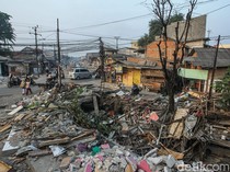 Ratusan Bangli di Jalur Air Bekasi Akhirnya Rata dengan Tanah