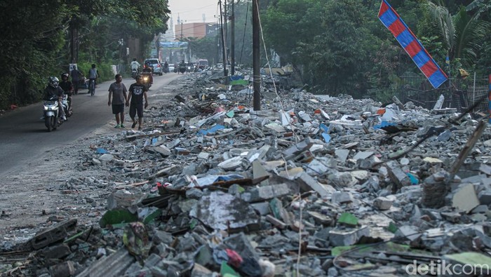 Ratusan Bangli di Jalur Air Bekasi Akhirnya Rata dengan Tanah Ratusan bangunan liar yang berdiri di atas saluran air Kali Baru, Jalan Raya Sumberjaya, Tambun Selatan, Kabupaten Bekasi, telah ditertibkan oleh Pemerintah Kabupaten Bekasi, Rabu (30/4/2025). Bangunan-bangunan tersebut kini telah rata dengan tanah.