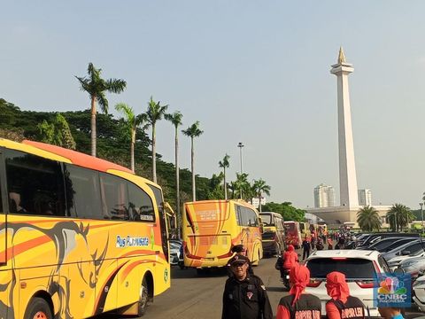 Ratusan bus mulai berdatangan di Monument National (Monas) dari berbagai daerah Citereup Bogor, Karawang, Banten, Bekasi. Kamis (1/5/2025). (CNBC Indonesia/Robertus Andrianto)