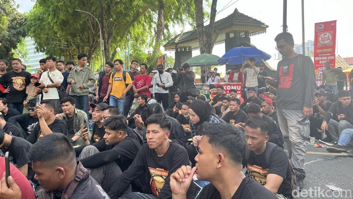 Ratusan massa aksi duduk di Jalan Imam Bonjol Medan (Kartika/detikcom)