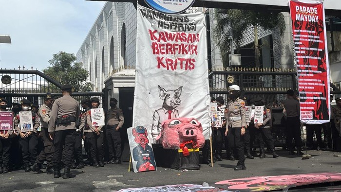 Replika kepala babi saat demo buruh di DPRD Sumut. (Kartika Sari/detikSumut)