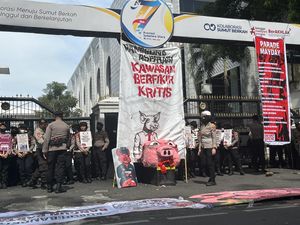 Buruh Bawa Replika Kepala Babi Saat Demo di DPRD Sumut