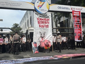 Buruh Bawa Replika Kepala Babi Saat Demo di DPRD Sumut