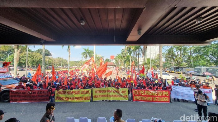Ribuan buruh di Sumsel datangi Kantor DPRD Sumsel.