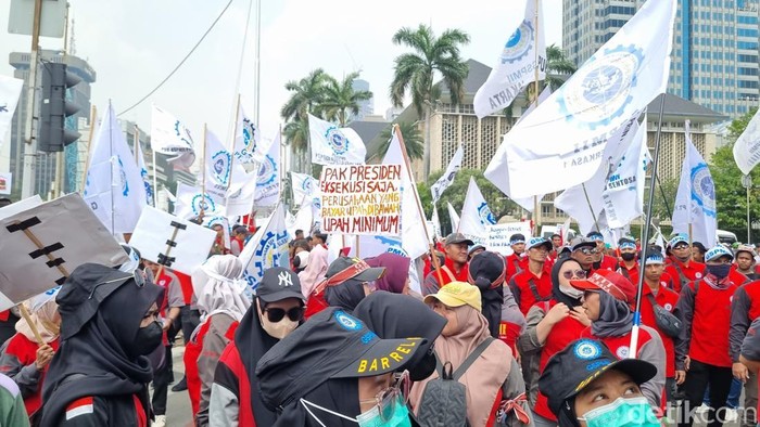 Ribuan buruh menggelar aksinya di kawasan Patung Kuda, Jakarta Pusat dalam rangka memperingati Hari Buruh Internasional (Taufiq S/detikcom)
