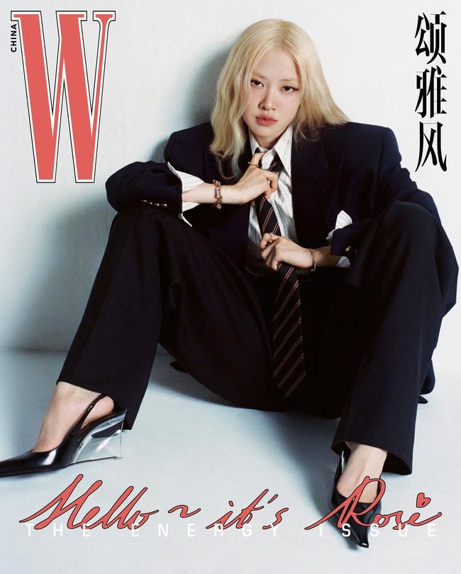 Dalam salah satu foto, Rose BLACKPINK tampil karismatik dalam balutan setelan jas berwarna hitam dari koleksi Saint Laurent Spring/Summer 2025, berpadu heels hitam. Foto: dok. Instagram @wmagchina