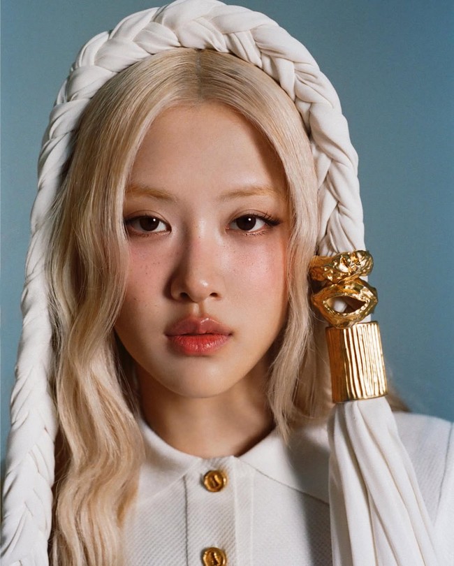 W China sebelumnya menggaet aktor dan aktris papan atas untuk menghiasi sampul majalahnya sebut saja Gong Li, Zhang Ziyi, Michelle Yeoh, Tilda Swinton, dan Anne Hathaway. Rose BLACKPINK menjadi musisi pertama yang hadir di sampul W China Vol. 2 tahun ini bertemakan The Energy Issue. Foto: dok. Instagram @wmagchina