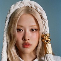 W China sebelumnya menggaet aktor dan aktris papan atas untuk menghiasi sampul majalahnya sebut saja Gong Li, Zhang Ziyi, Michelle Yeoh, Tilda Swinton, dan Anne Hathaway. Rose BLACKPINK menjadi musisi pertama yang hadir di sampul W China Vol. 2 tahun ini bertemakan The Energy Issue. Foto: dok. Instagram @wmagchina