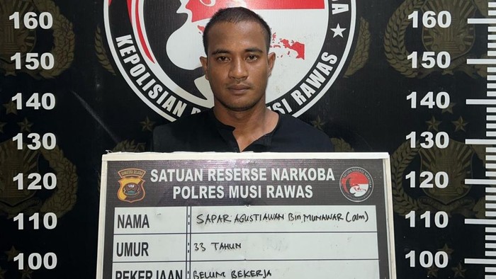 Sapar Agustiawan (33) tangkap polisi saat sedang pesta sabu di rumahnya.