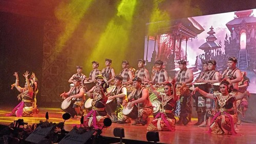 Sebanyak 100 pekerja menampilkan tari kolosal bertajuk Jaya Wira Wibawa dalam acara May Day is Kolaborasi Day di gedung Taksu Dharma Negara Alaya, Denpasar, Kamis (1/5/2025). (Karsiani Putri/detikBali)