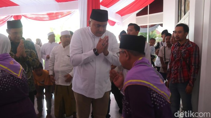 Sebanyak 435 jamaah haji asal Kabupaten Bogor diberangkatkan ke Tanah Suci. Kloter pertama ini dilepas langsung oleh Bupati Bogor, Rudy Susmanto di Gedung Tegar Beriman, Cibinong, Kamis (1/5/2025).