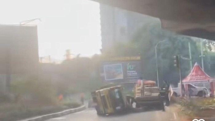 Sebuah truk pengangkut semen terguling di Simpang Tol BORR (Bogor Outer Ring Road), Tanah Sareal, Kota Bogor, Jawa Barat.