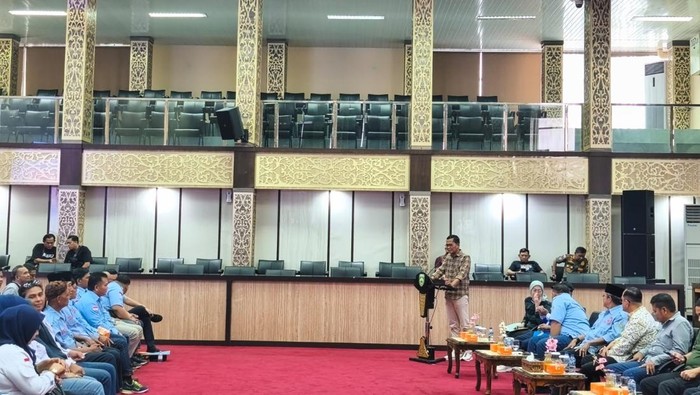 Sekda Sumsel Edward Candra saat dialog bersama perwakilan pengurus dan anggota serikat pekerja di Auditorium Bina Praja, Kamis (1/5/2025).