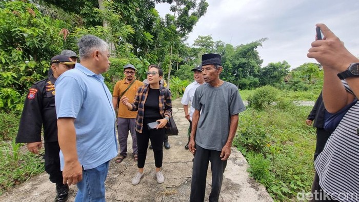 Direktorat Reserse Kriminal Umum (Ditreskrimum) Polda DIY bersama Mbah Tupon saat olah TKP kasus dugaan mafia tanah di Ngentak Bangunjiwo, Kasihan, Bantul, Kamis (1/5/2025).