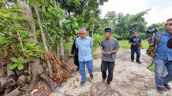 Direktorat Reserse Kriminal Umum (Ditreskrimum) Polda DIY bersama Mbah Tupon saat olah TKP kasus dugaan mafia tanah di Ngentak Bangunjiwo, Kasihan, Bantul, Kamis (1/5/2025).