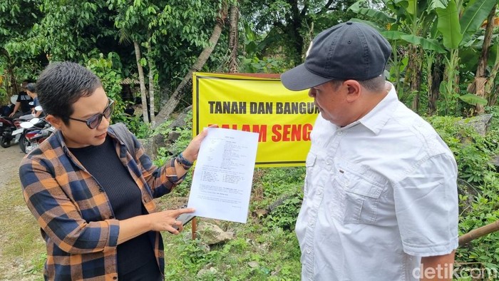 Kuasa hukum Mbah Tupon, korban mafia tanah, ketika memberikan keterangan kepada awak media di Ngentak Bangunjiwo, Kasihan, Bantul, Kamis (1/5/2025).