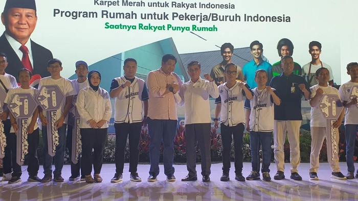 Serah terima kunci rumah subsidi untuk buruh
