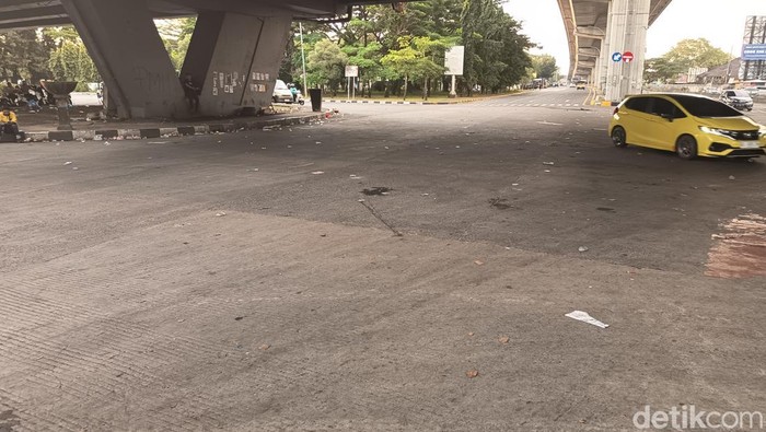 Situasi lalu lintas di sekitar Flyover Makassar setelah massa demo Hari Buruh membubarkan diri.