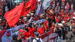 Spanduk dan Orasi Penuhi Aksi May Day di DPR