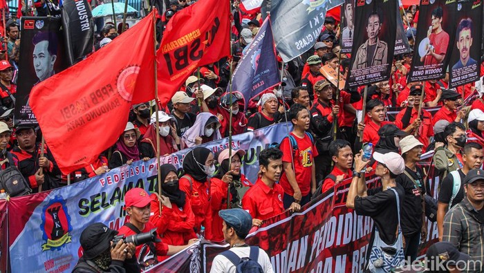 Massa aksi buruh memenuhi kawasan depan Gedung DPR RI, Jakarta, Kamis (1/5/2025), dalam rangka peringatan Hari Buruh Internasional atau May Day. Aksi ini menjadi wadah penyampaian tuntutan dari berbagai elemen buruh yang hadir sejak siang hari.