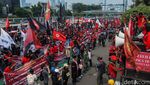 Spanduk dan Orasi Penuhi Aksi May Day di DPR