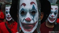 Suasana semakin meriah dengan kehadiran peserta aksi yang mengenakan topeng-topeng karakter, salah satunya topeng Joker. Aksi ini menjadi simbol protes dan ekspresi terhadap ketimpangan yang dirasakan para buruh.