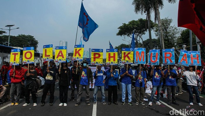 Massa aksi buruh memenuhi kawasan depan Gedung DPR RI, Jakarta, Kamis (1/5/2025), dalam rangka peringatan Hari Buruh Internasional atau May Day. Aksi ini menjadi wadah penyampaian tuntutan dari berbagai elemen buruh yang hadir sejak siang hari.