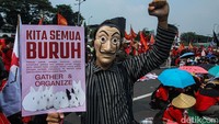 Aksi May Day tahun ini di depan DPR RI menjadi salah satu yang paling mencolok, karena selain menyuarakan tuntutan, para buruh juga menunjukkan solidaritas lintas sektor dengan beragam ekspresi visual.
