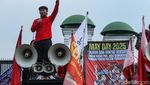 Spanduk dan Orasi Penuhi Aksi May Day di DPR