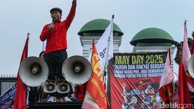 Spanduk dan Orasi Penuhi Aksi May Day di DPR