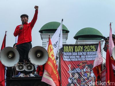 Spanduk dan Orasi Penuhi Aksi May Day di DPR