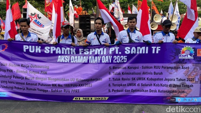 Suasana demo Hari Buruh di halaman Gubernur Jateng, Kecamatan Semarang Selatan, Kamis (1/5/2025).