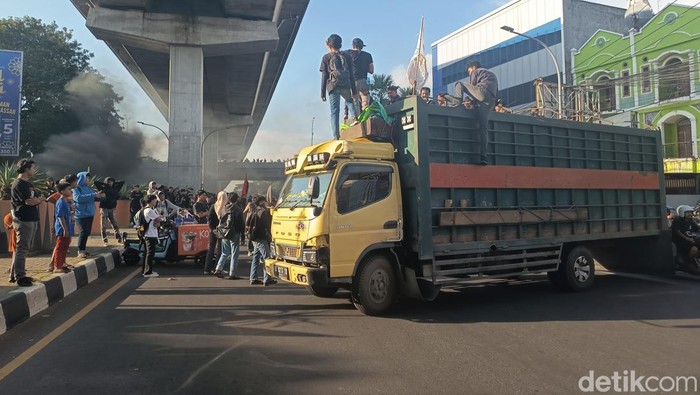 Suasana demo Hari Buruh di sekitar Flyover Makassar.