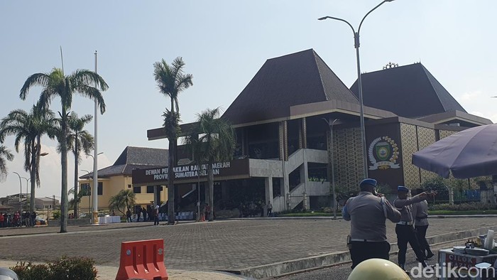 Suasana Kantor DPRD Sumsel menjelang aksi Hari Buruh di Palembang.