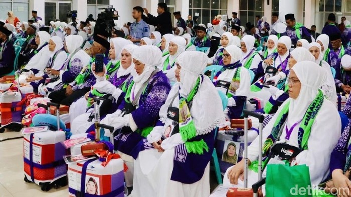 Suasana pelepasan calon jemaah haji asal Kabupaten Pinrang di aula Masjid Al- Munawir.
