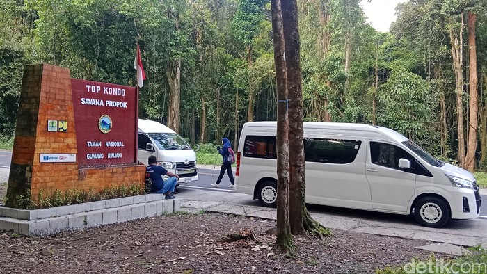 Suasana Pintu masuk Savana Propok, Lombok Timur NTB, Kamis (1/5/2025). ( Sanusi Ardi W/DetikBali) pengunjung dipatok parkir