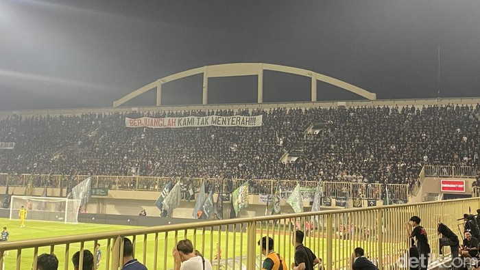 Suasana suporter di tribun saat PSS Sleman menjamu Dewa United di Stadion Maguwoharjo, Sleman, Kamis (17/4/2025).