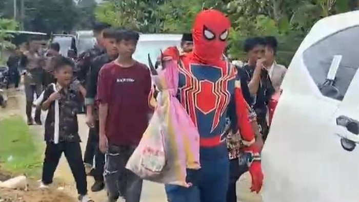 Tangkapan layar pria bernama Basri (32) memikul seserahan pengantin di Polman.