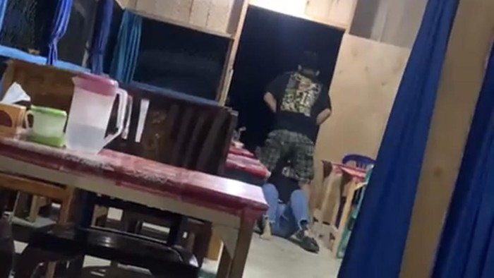 Tangkapan layar pria menyeret istrinya di rumah makan di Kabupaten Bone.