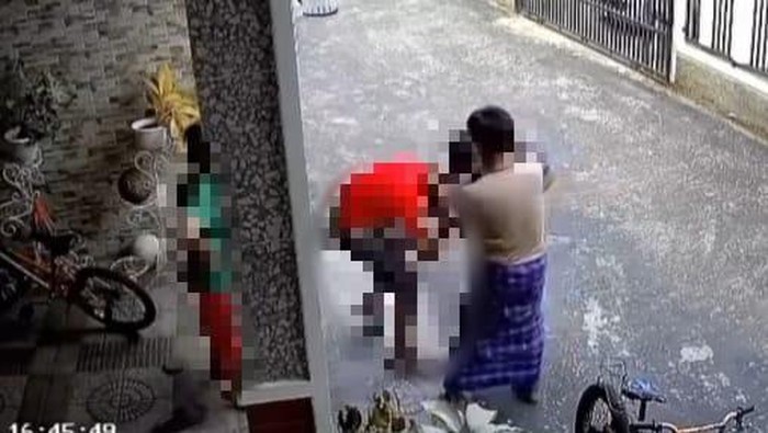 Tangkapan layar video tetangga aniaya 3 anak tetangga, perihal bola masuk pekarangan rumah.