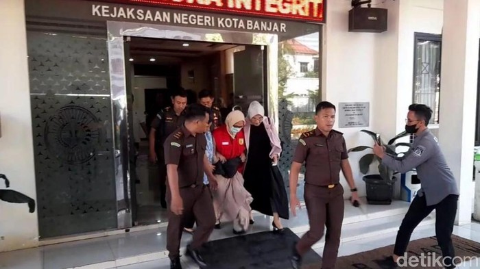 Tersangka R atas dugaan korupsi dibawa ke mobil tahanan.