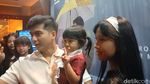 Moana Anteng Banget Temani Teuku Ryan Datang ke Acara Film