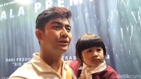 Teuku Ryan datang ke gala premier film Tabayyun bersama dengan putrinya, Moana, di Plaza Senayan, Jakarta Pusat, Rabu (30/4/2025). Foto: Febri/detikcom