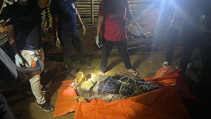 TKP penemuan mayat wanita dicor di pekarangan rumah warga Wonogiri, Kamis (1/5/2025).