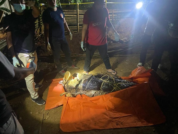 TKP penemuan mayat wanita dicor di pekarangan rumah warga Wonogiri, Kamis (1/5/2025).